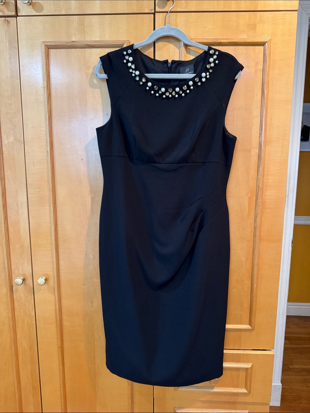 Elegant Black Sleeveless Jewel-Neck Sheath Dress Adrianna Papell🍀